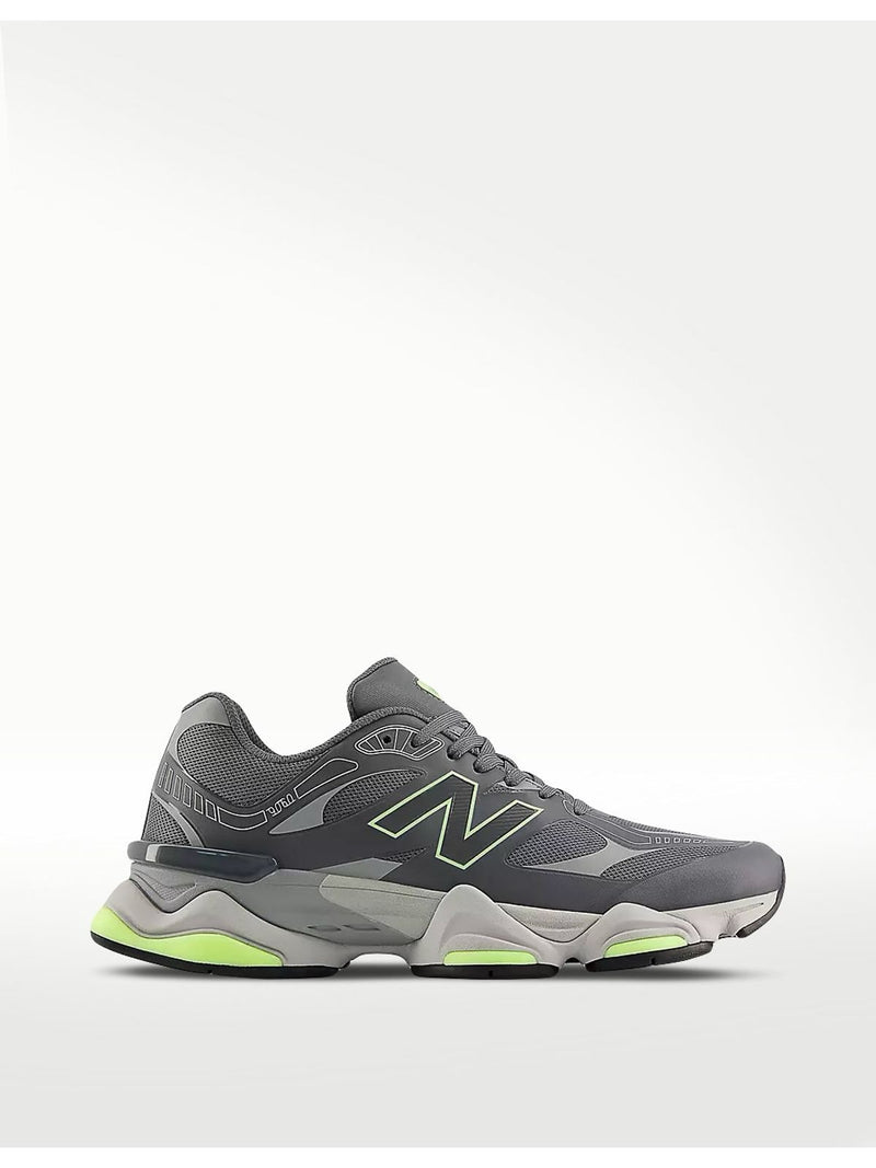 Tenis deportivos New Balance 饾悑饾悢饾悁饾悑 en gris con detalles verde ne贸n, malla transpirable y suela de amortiguaci贸n.