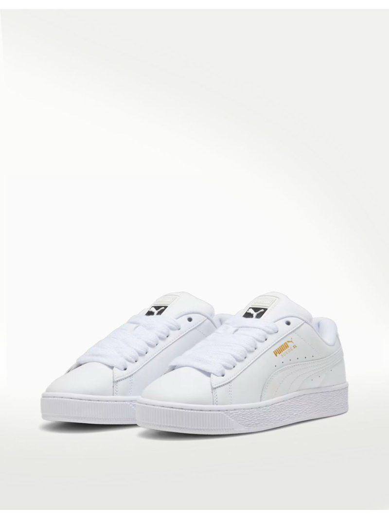 Zapatillas 𝐋𝐔𝐀𝐋 PUMA Suede XL blancas con cordones anchos y detalles dorados, estilo urbano y robusto.
