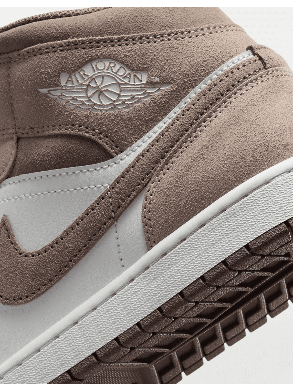 Zapatillas Air Jordan 1 Mid SE de gamuza y cuero en taupe y blanco con logo Wings y Swoosh.