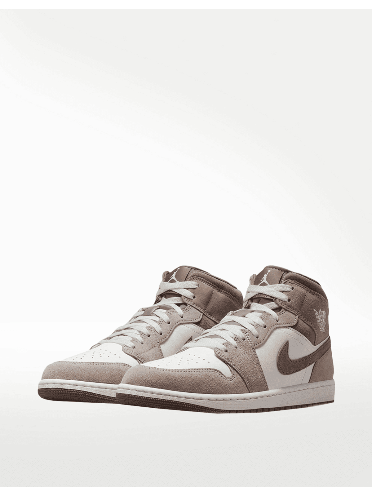 Zapatillas Air Jordan 1 Mid SE de gamuza y cuero en taupe y blanco con cordones blancos y suela de goma.