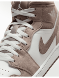 Zapatillas Air Jordan 1 Mid SE para hombre en gamuza y cuero blanco y marrón taupe. Logo Wings y Swoosh.