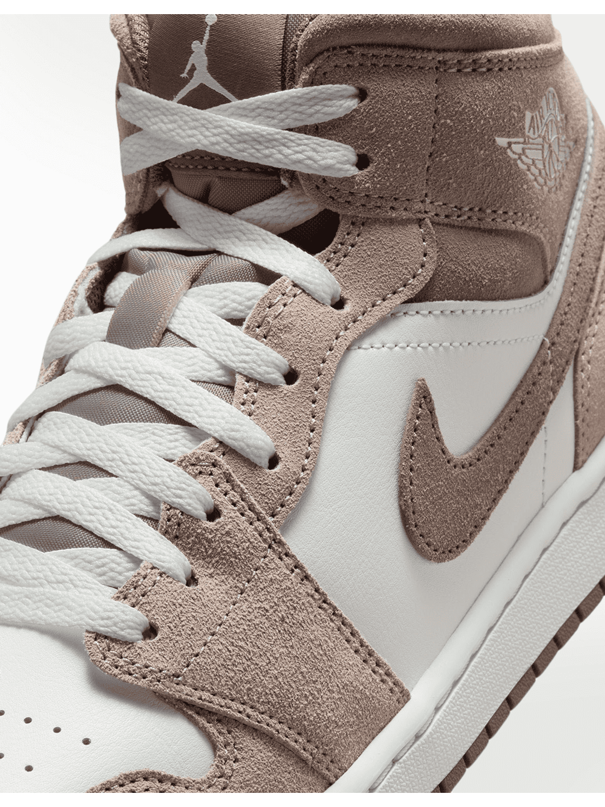Zapatillas Air Jordan 1 Mid SE para hombre en gamuza y cuero blanco y marrón taupe. Logo Wings y Swoosh.