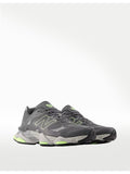 Tenis deportivos 𝐋𝐔𝐀𝐋 New Balance en gris con detalles verde neón, malla transpirable y suela de alta amortiguación.