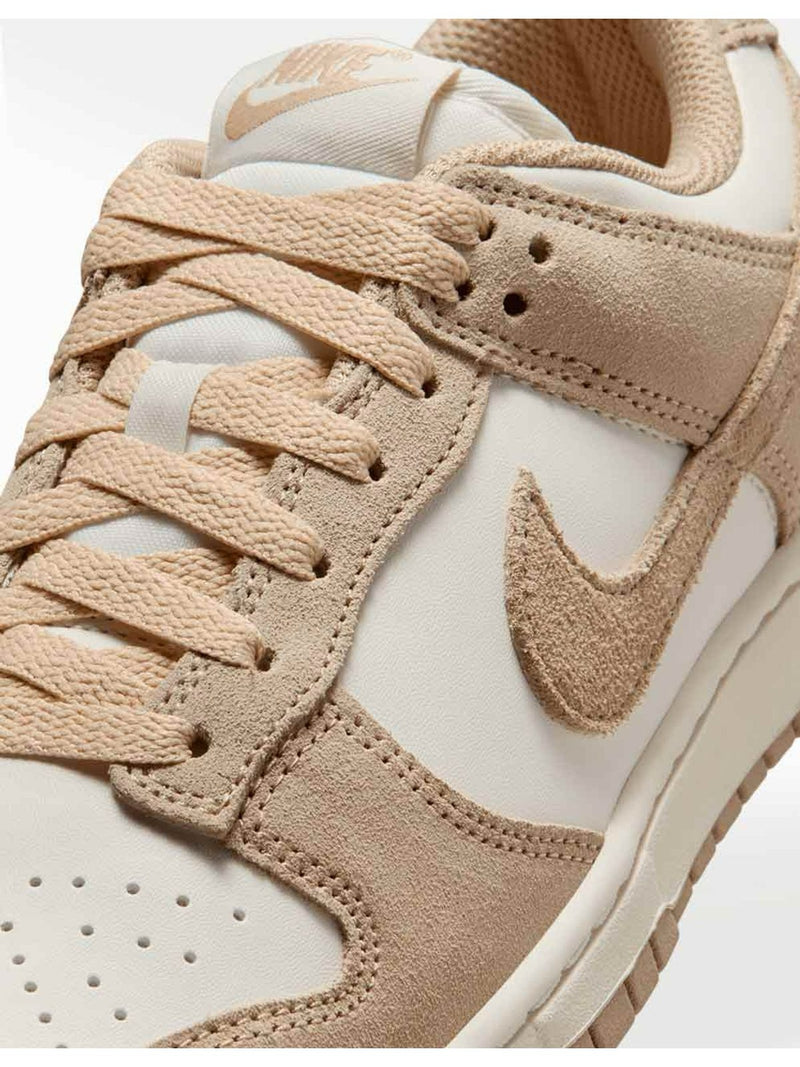 Tenis Nike Dunk Low 𝐋𝐔𝐀𝐋 en tonos arena y crema, fabricados en cuero y gamuza con detalle de Swoosh lateral.