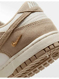 Tenis Nike Dunk Low 𝐋𝐔𝐀𝐋 en tonos arena y crema con cuero, gamuza y detalle de Swoosh metálico dorado.