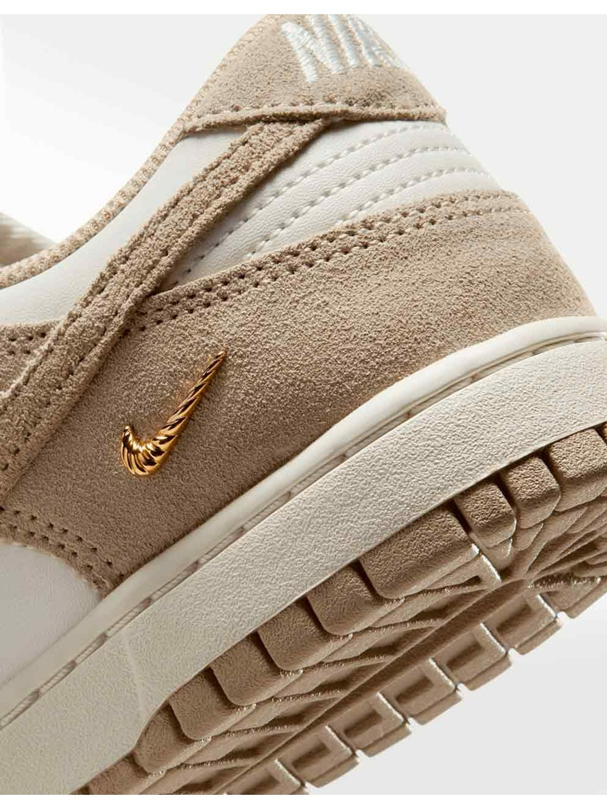 Tenis Nike Dunk Low 𝐋𝐔𝐀𝐋 en tonos arena y crema con cuero, gamuza y detalle de Swoosh metálico dorado.