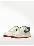 Zapatillas deportivas 𝐋𝐔𝐀𝐋 color crema con detalles en verde bosque y burdeos. Diseño de llamas en relieve.