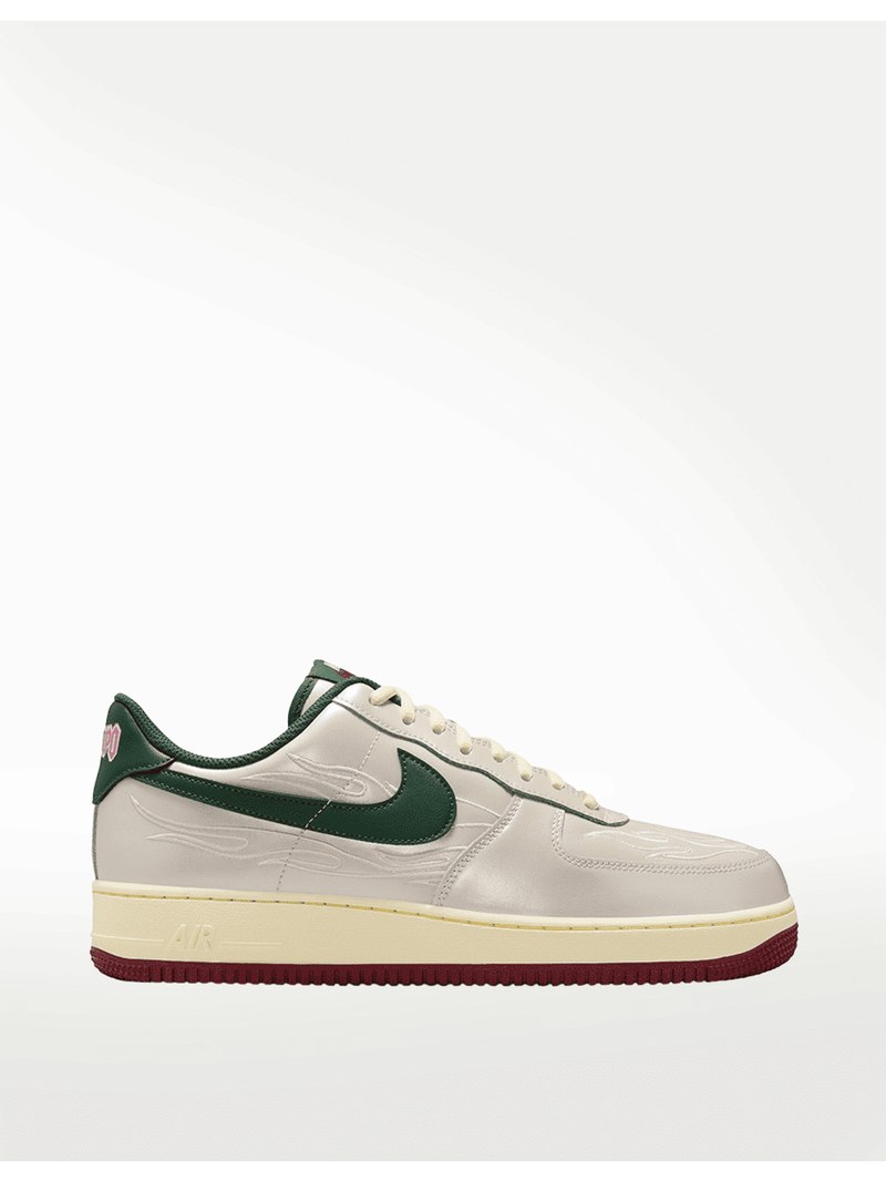 Zapatillas deportivas 𝐋𝐔𝐀𝐋 de cuero color crema con detalles verdes y suela de goma burdeos.