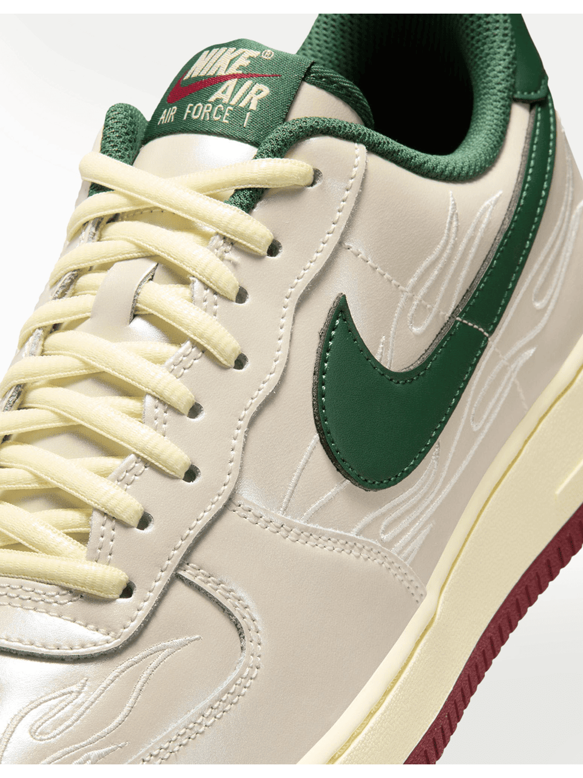 Zapatillas deportivas 𝐋𝐔𝐀𝐋 color crema con detalles verdes y cordones amarillos. Diseño de llamas en relieve.