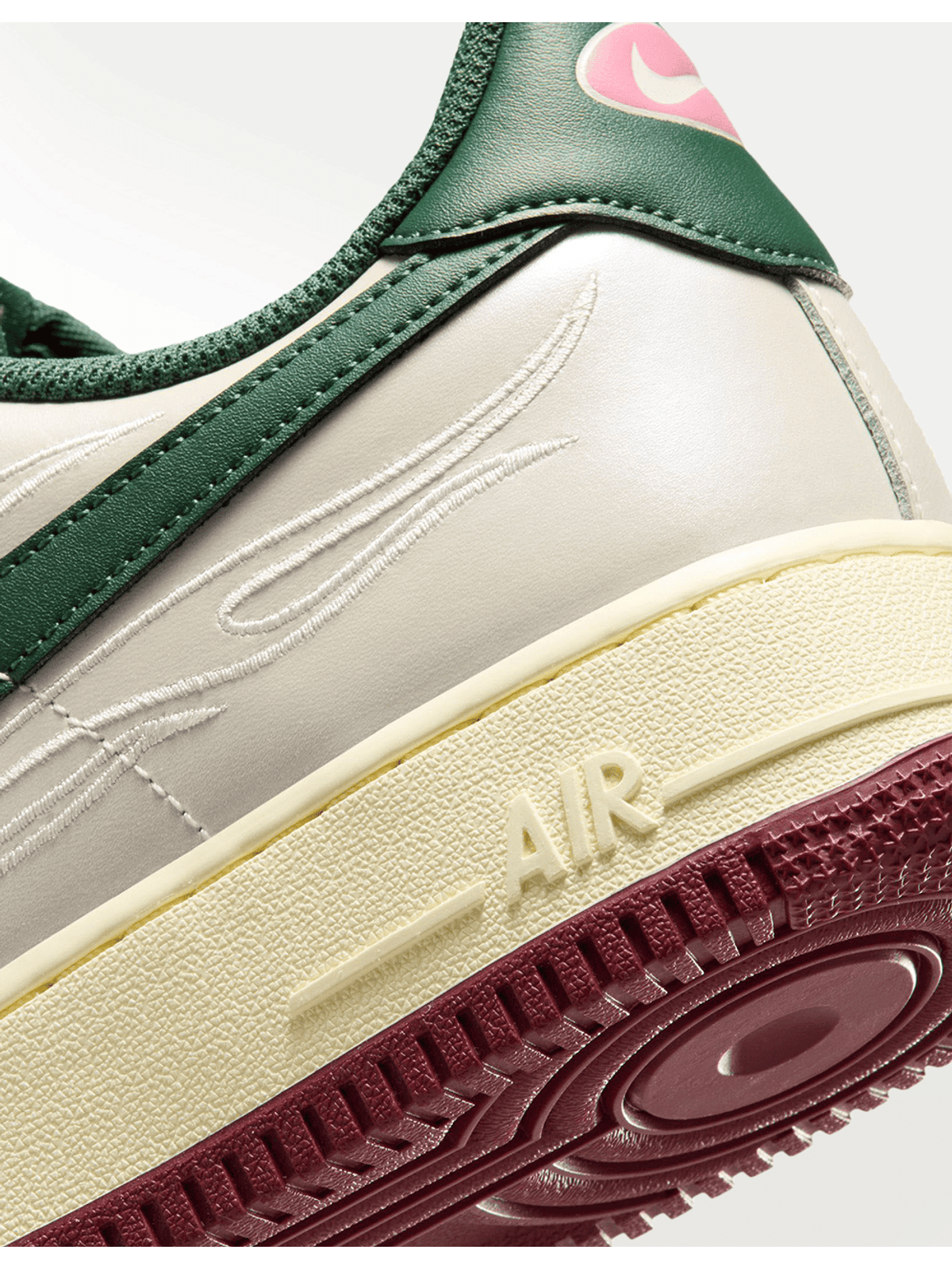 Zapatillas deportivas 𝐋𝐔𝐀𝐋 de cuero blanco y verde con detalles bordados y suela de goma burdeos.
