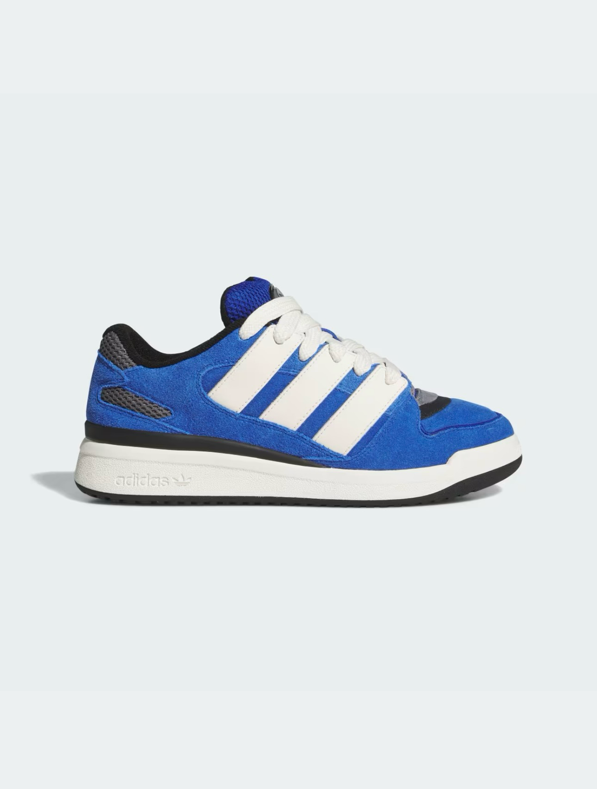 Zapatillas Adidas Forum Low de gamuza azul con rayas blancas y detalles en negro y gris. Suela de goma blanca.