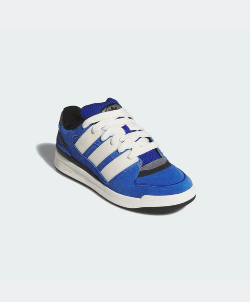 Zapatillas Adidas Forum Low de gamuza azul y blanco con detalles grises y negros. Cordones blancos y suela de goma.
