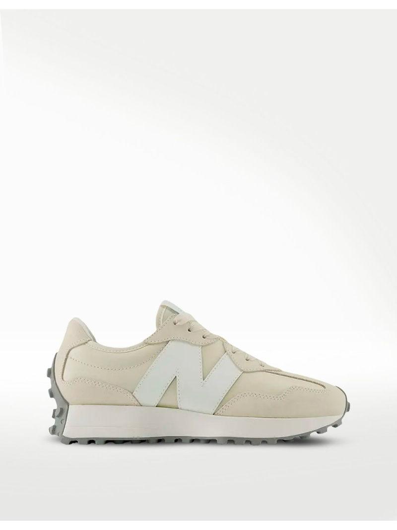 Zapatillas New Balance 327 de ante y malla en beige y blanco roto con logo N grande.