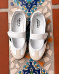 Tenis adidas Samba Mary Jane blancos de 𝐋𝐔𝐀𝐋 con cierre de velcro, puntera de ante y suela de goma estilo bailarina.