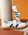 Tenis adidas Samba Mary Jane blancos con franjas negras, suela de goma y cierre de velcro de 𝐋𝐔𝐀𝐋.