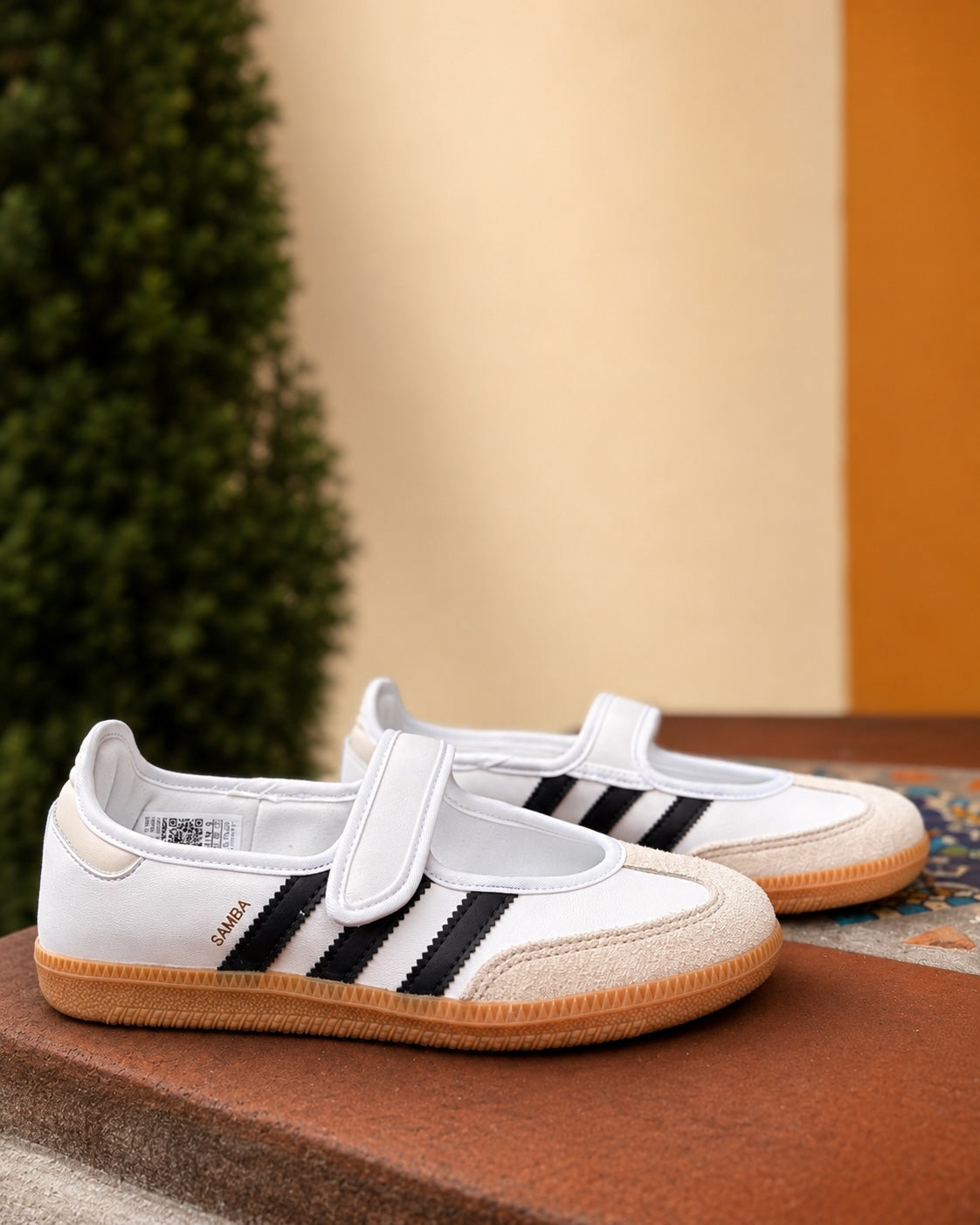 Tenis 𝐋𝐔𝐀𝐋 adidas Samba Mary Jane blancos con franjas negras, puntera de ante y suela de goma color caramelo.