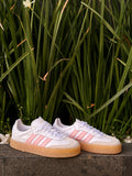 Tenis adidas Samba Platform de 𝐋𝐔𝐀𝐋 en blanco y rosa con suela de goma caramelo y detalles de gamuza.
