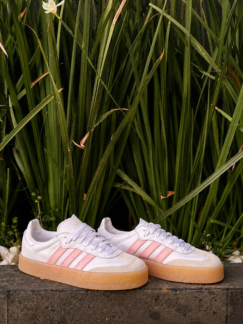 Tenis adidas Samba Platform de 𝐋𝐔𝐀𝐋 en blanco y rosa con suela de goma caramelo y detalles de gamuza.
