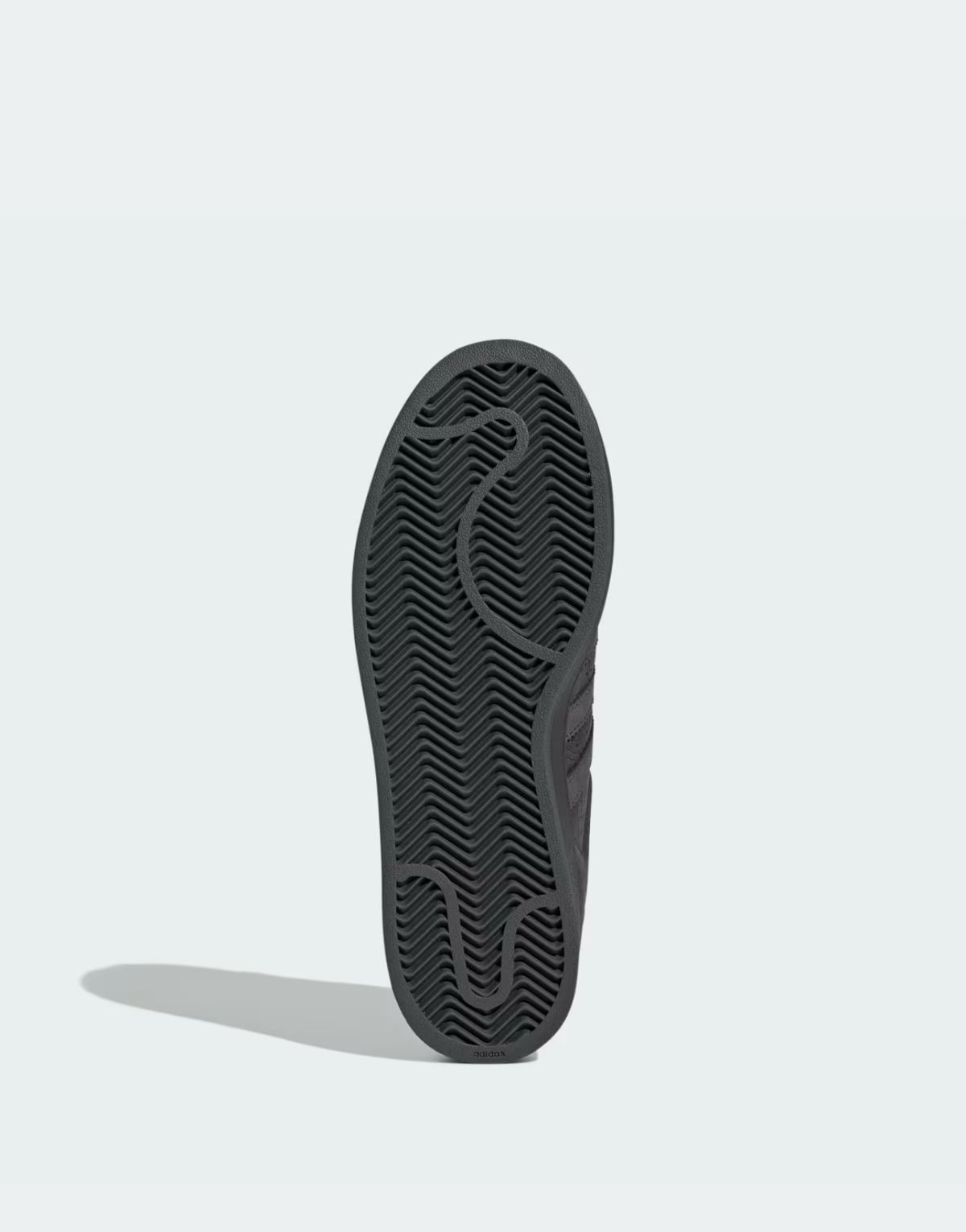 Suela de caucho negra con patrón de espiga de los tenis adidas Superstar de 𝐋𝐔𝐀𝐋, diseño resistente y duradero.