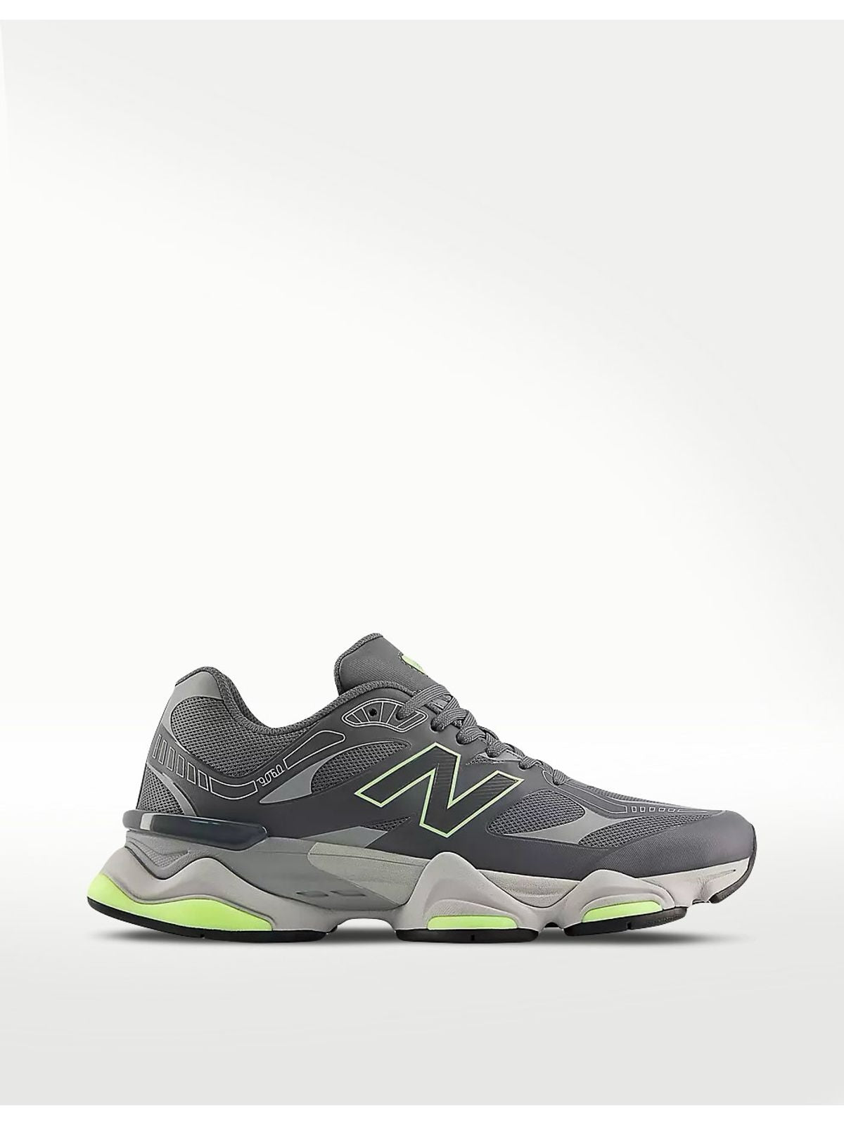 Tenis deportivos New Balance 𝐋𝐔𝐀𝐋 en gris con detalles verde neón, malla transpirable y suela de amortiguación.
