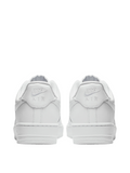 Tenis Nike Air Force 1 Low blancos de 𝐋𝐔𝐀𝐋 con detalle bordado en el talón y diseño minimalista.