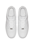 Tenis Nike Air Force 1 Low blancos de 𝐋𝐔𝐀𝐋 con diseño minimalista, agujetas y placa metálica AF1 en la parte frontal.