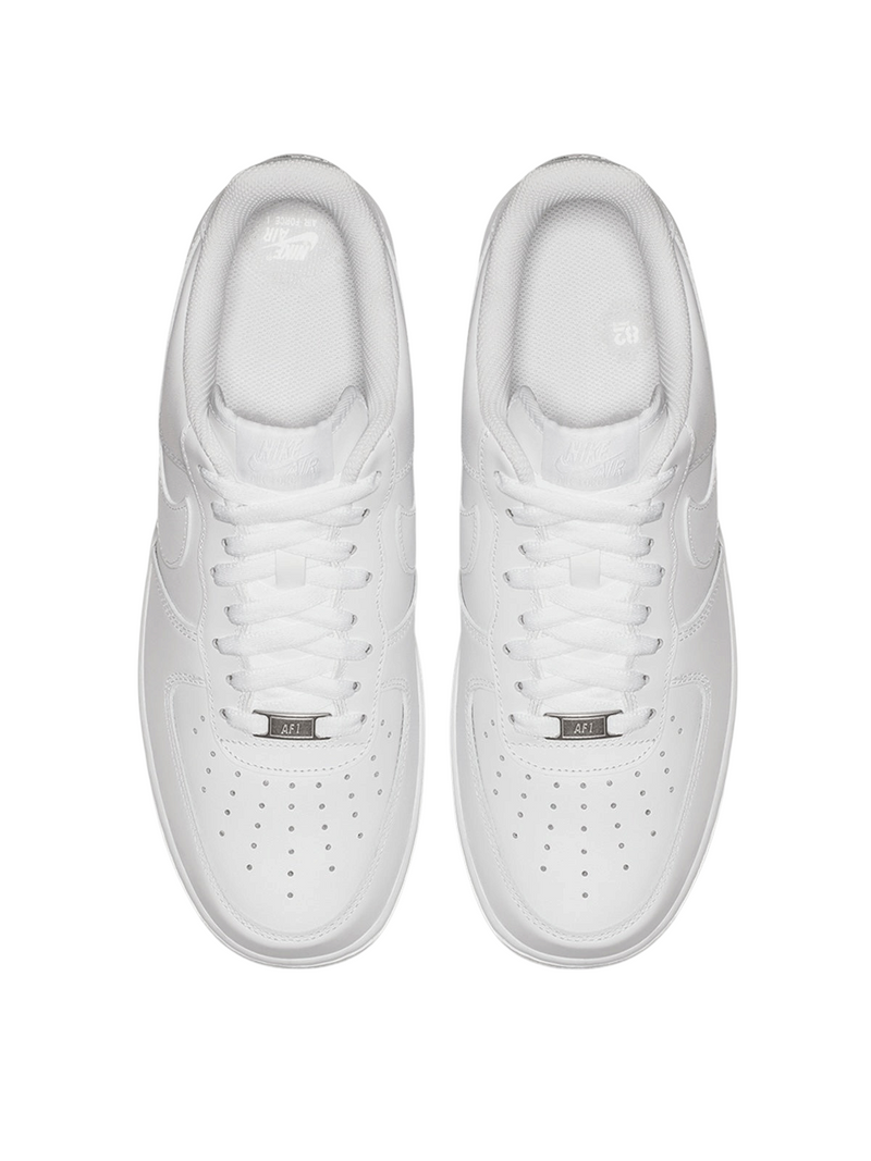 Tenis Nike Air Force 1 Low blancos de 𝐋𝐔𝐀𝐋 con diseño minimalista, agujetas y placa metálica AF1 en la parte frontal.