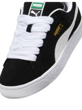 Tenis 𝐋𝐔𝐀𝐋 Puma Suede XL negros de gamuza con agujetas blancas gruesas, suela texturizada y logo dorado lateral.