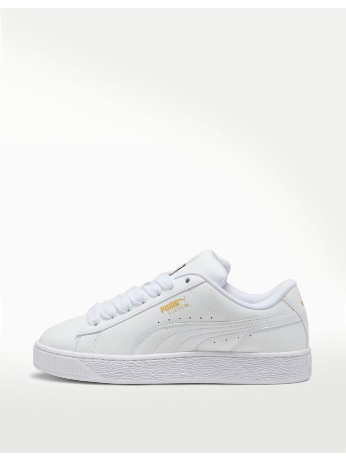 Zapatillas 𝐋𝐔𝐀𝐋 PUMA Suede XL blancas con cordones anchos, diseño robusto y detalles en dorado para estilo urbano.