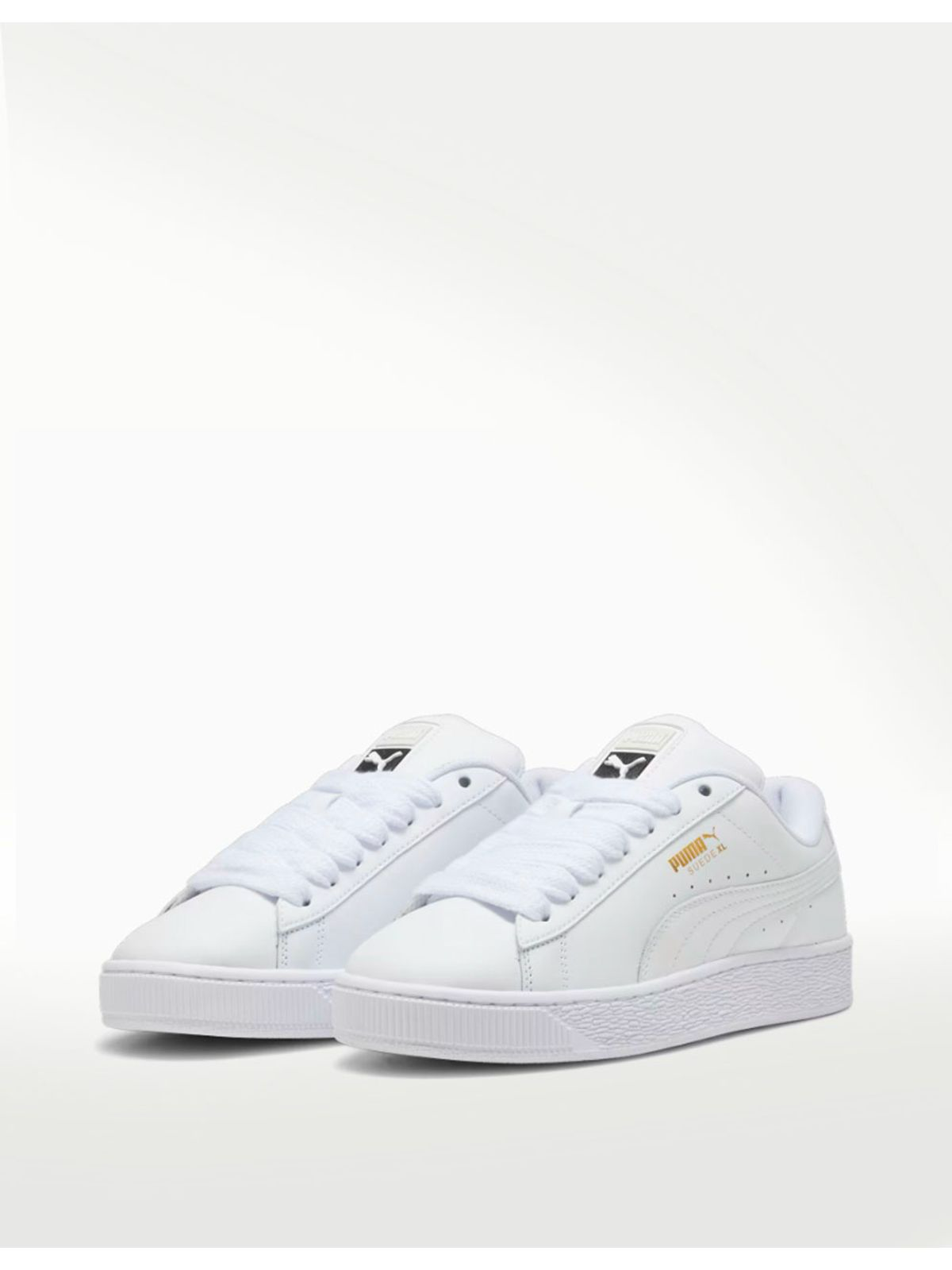 Zapatillas 𝐋𝐔𝐀𝐋 PUMA Suede XL blancas con cordones anchos y detalles dorados, estilo urbano y robusto.